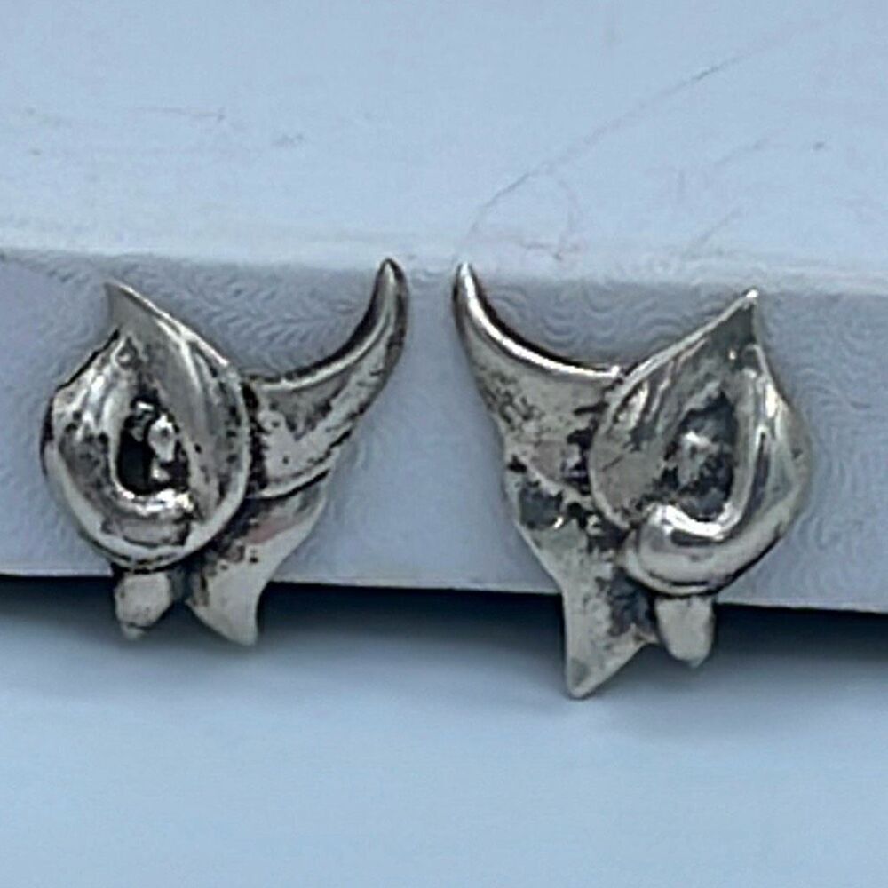 Vintage handmade sterling silver Cala Lily screwback earrings